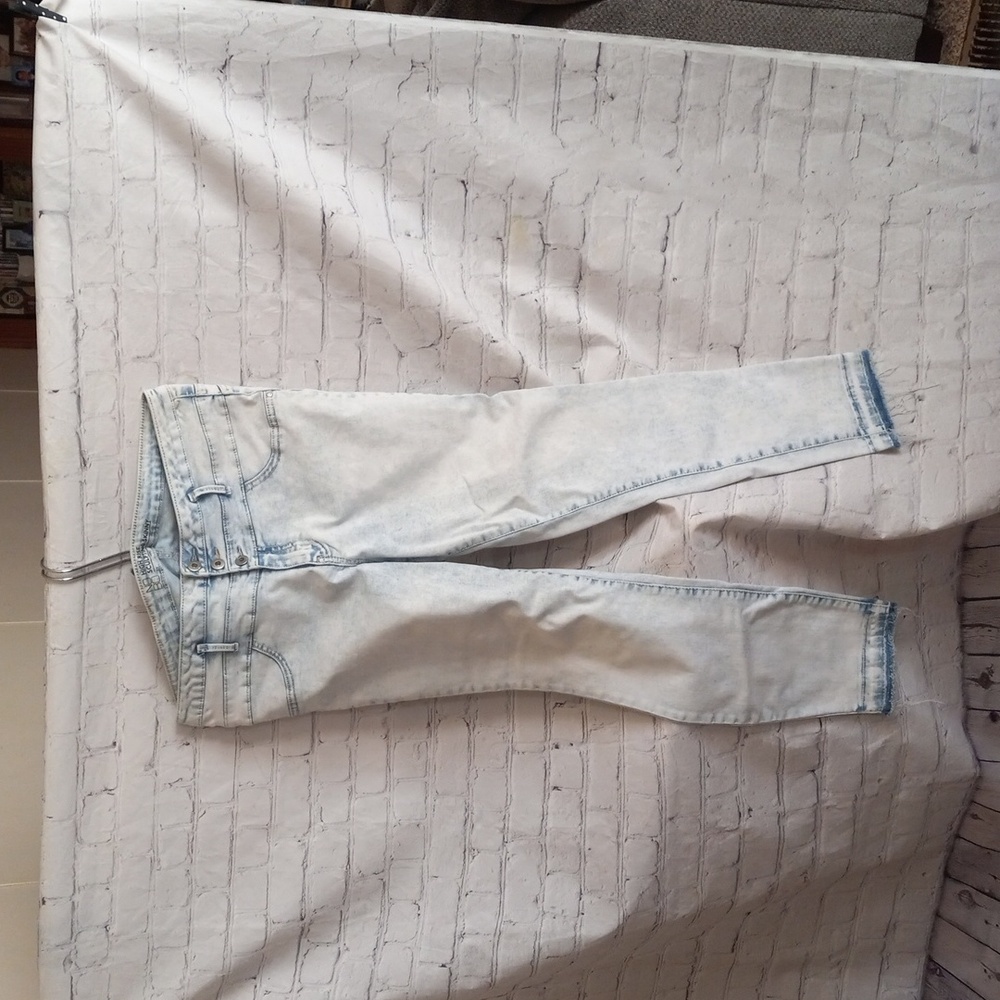 HighRise Super Sculpt No Boundaries Stretch Jeans size 13 Acid Wash/Frayed Cuff